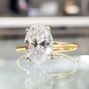 Oval engagement ring